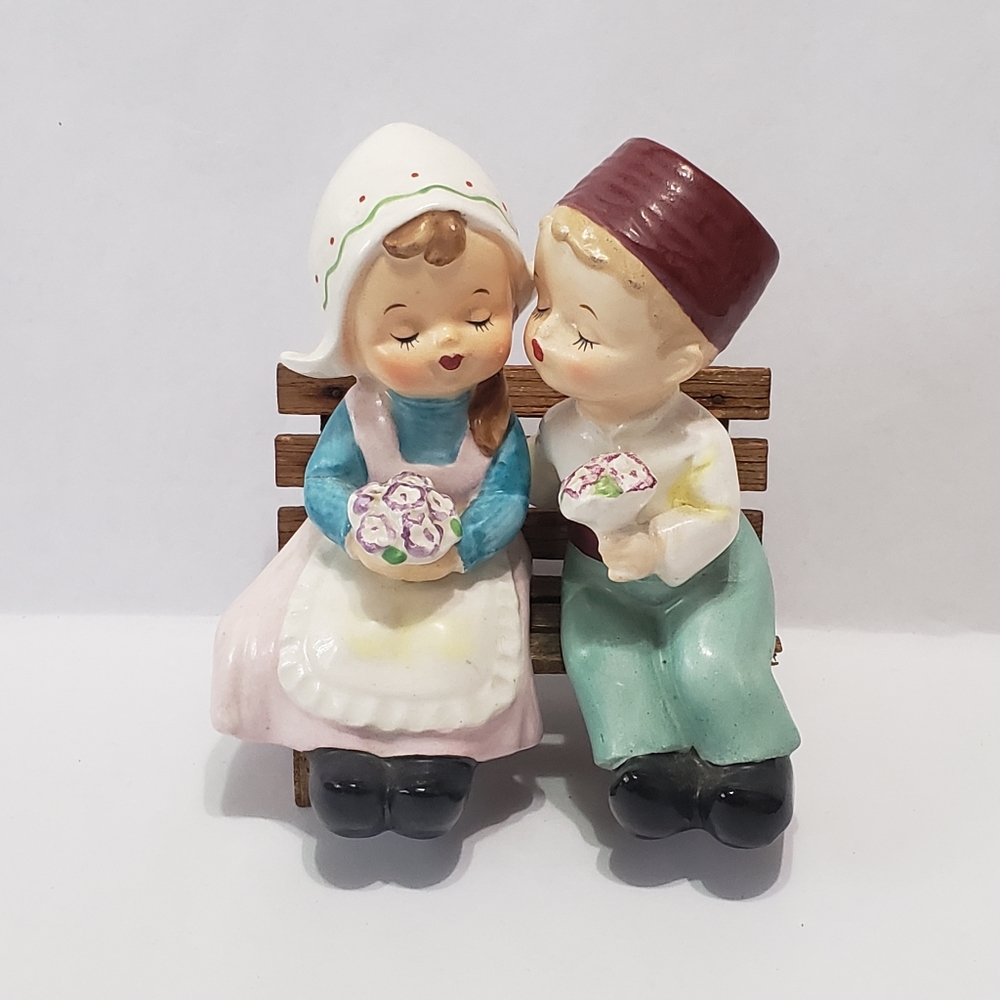 Vtg Wales Kissing Boy & Girl Salt & Pepper Shakers